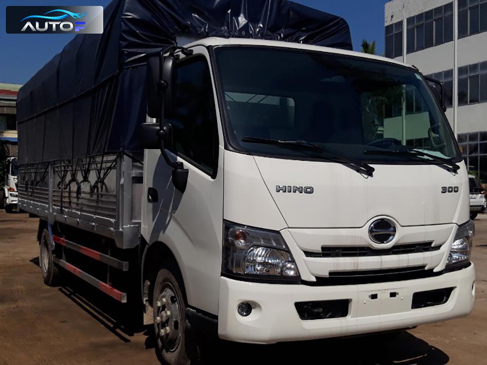 Xe tải Hino XZU710L (2.5t - 4.5m) thùng mui bạt